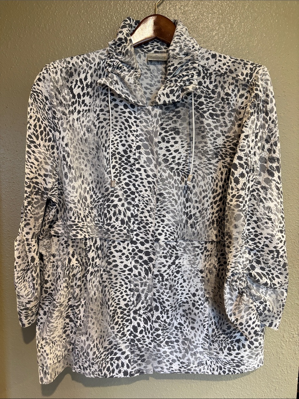 Chico’s Size 2 (12-14) Zenergy Grey and White Animal-Print Zip Front Jacket